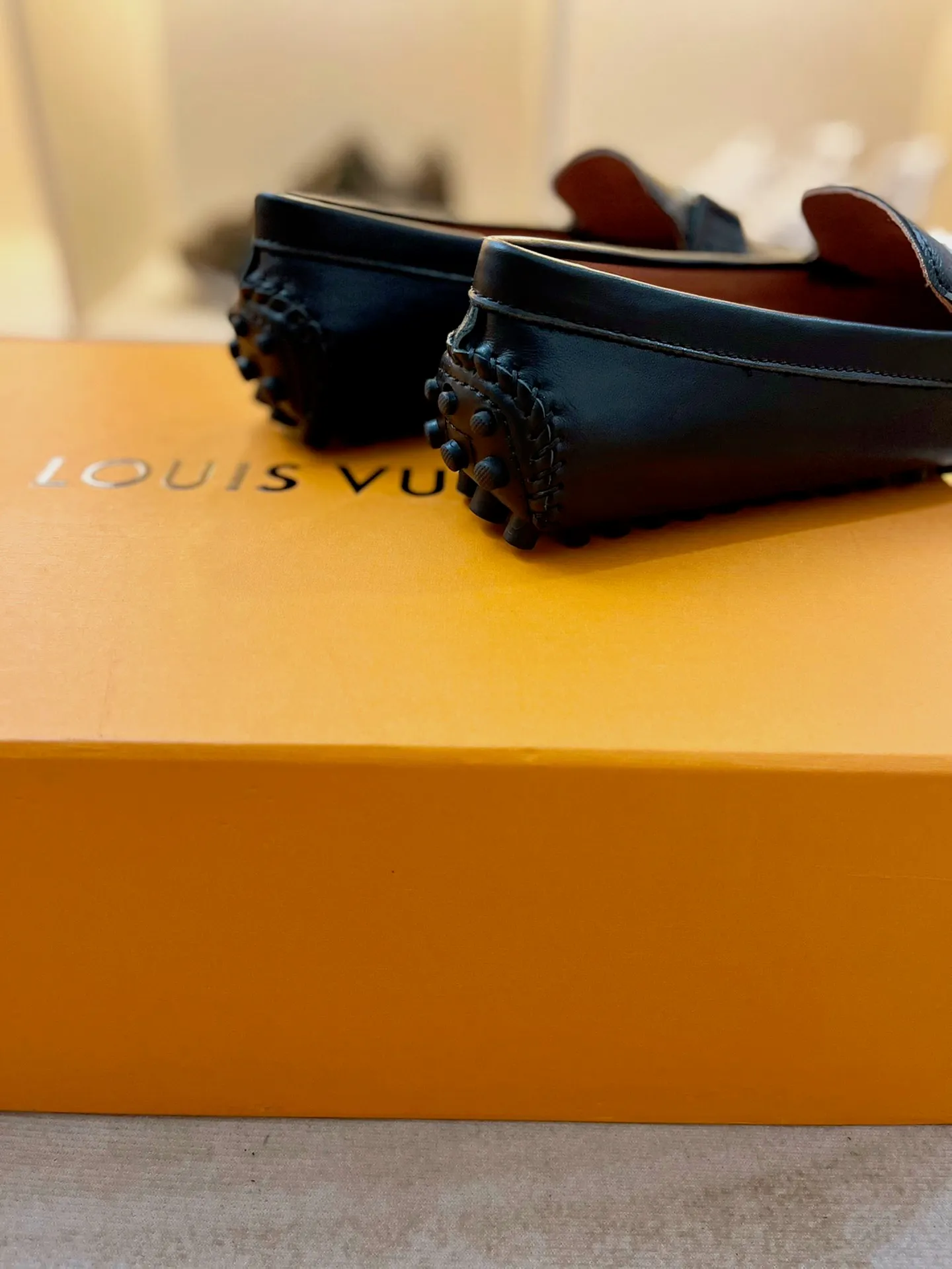 p460💰Couple model❤️🇫🇷 𝙇𝙤𝙪𝙞𝙨 𝙑𝙪𝙞𝙩𝙩𝙤𝙣 🇫🇷Louis Vuitton 2023 Classic𝓛𝓿 𝓣𝓻𝓪𝓲𝓷𝓮𝓻 Sports Series ➪➪➪¯ [Arizona Doudou Shoes Series] ▪️▪️▪️Arizona slip-on shoes are made of Monogram Eclipse canvas. Its hand-painted and dyed edges and hand-sewn uppers fully demonstrate Louis Vuitton's traditional shoemaking craftsmanship. This slip-on shoe is very lightweight. The integrated tongue and upper make it particularly comfortable and flexible. The soft outsole is equipped with rubber padding. Decorated with matching sash. Detailed features: ☑️Monogram Eclipse canvas ☑️Black Eclipse pattern ☑️Hand-painted shoe edges ☑️Hand-sewn uppers (each pair takes time to process) ☑️Integrated tongue and upper construction ☑️Outsole equipped with rubber lining ☑️size: 35_46